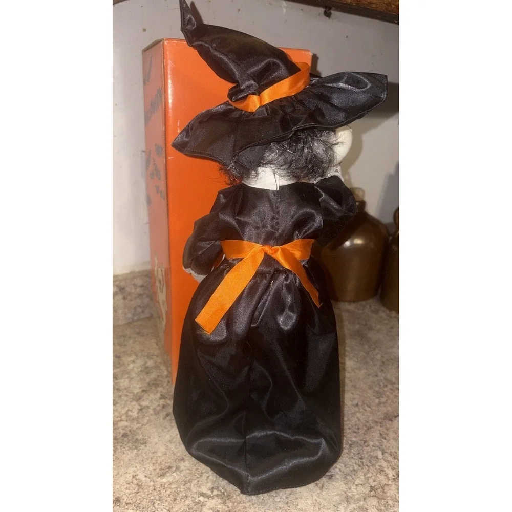 Vintage 80s Halloween Witch w/ Skull 15